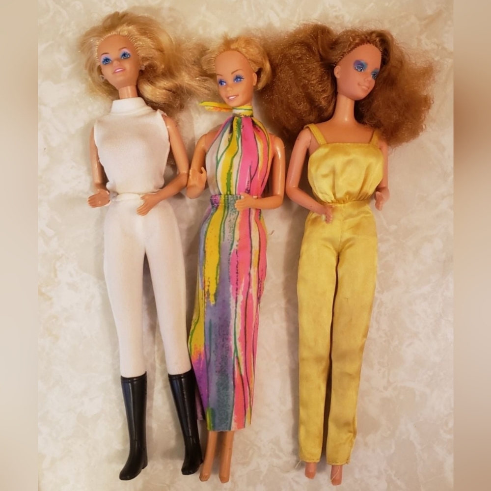 3 Vintage Barbies From The 1960's With Clothese And Original Case